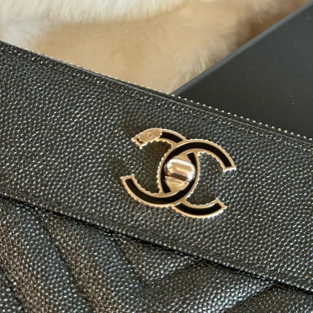 Chanel
Mademoiselle Vintage O Case Pouch Chevron Metallic Caviar - Picture 4 of 14